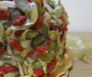BROWNIE NAVIDEÑO CON CORAZÓN DE FRAMBUESA Cubierto de Chocolate Blanco con Frutos Secos ¡¡¡DELICIOSO!!!